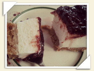 cheesecake alla vaniglia con marmellata di frutti rossi di maddalena